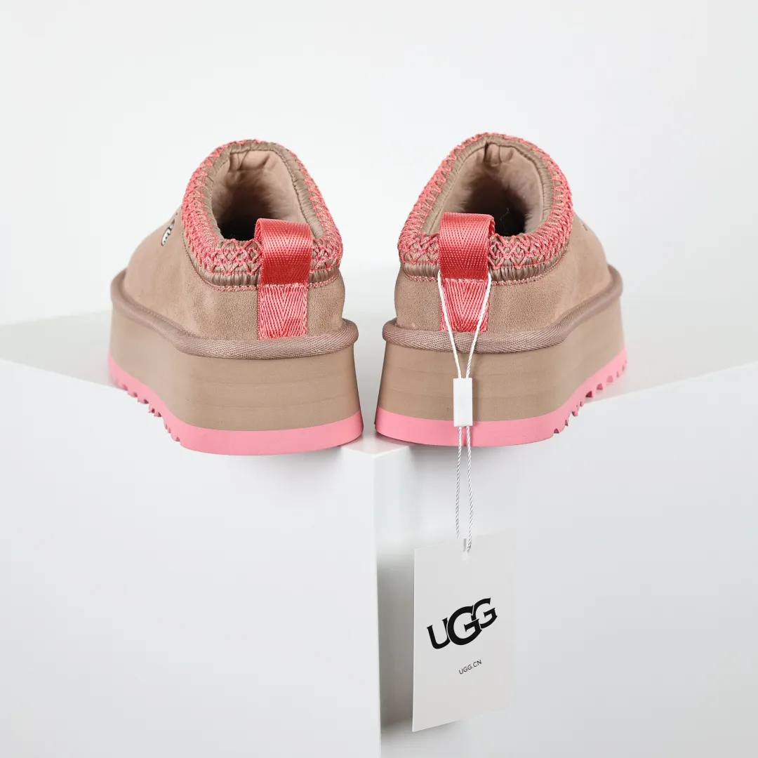 Copy price 💰560 Core recommendation of good price 5cm thick sole, independently developed original outsole, cashmere insole, keeping warm in winter, suitable for home use. In the new year, uug launched a style series, which is partially geared towards the preferences of young consumers. It has also moved to the forefront of fashion trends. Shoe body material, water-repellent coated suede upper, 17 mm UGGPURE™ implanted wool insole, lightweight non-slip and comfortable rubber outsole, with brand LOGO and trademark, with full package Size: 35 36 37 38 39 40